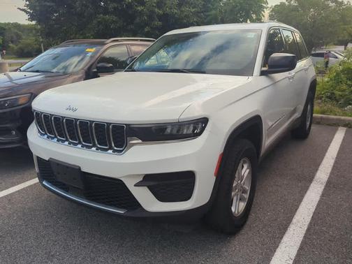 Bright White Clearcoat 2023 Jeep Grand Cherokee Laredo