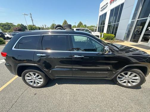 Diamond Black Crystal Pearlcoat 2017 Jeep Grand Cherokee Limited