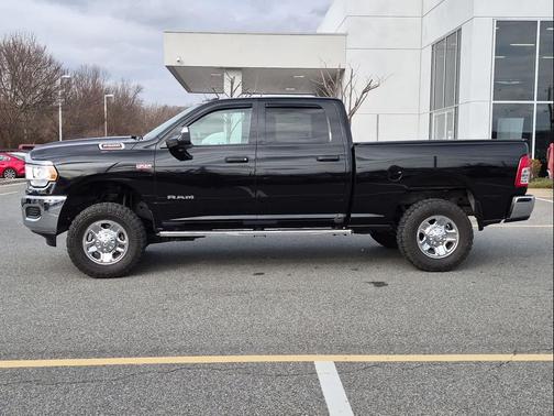 2022 RAM 2500 Tradesman Crew Cab 4x4 6'4' Box