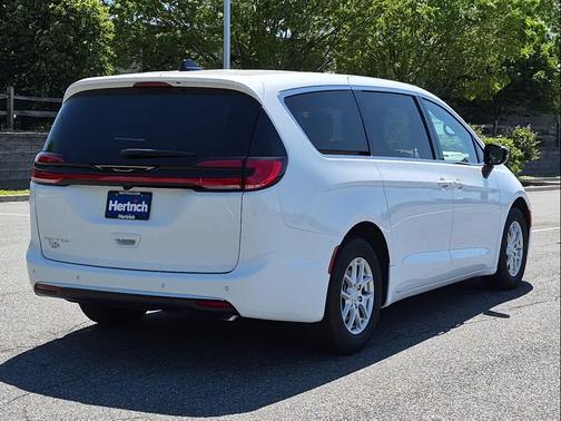 Bright White Clearcoat 2027 Chrysler Pacifica L