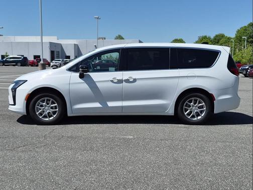 Bright White Clearcoat 2027 Chrysler Pacifica L