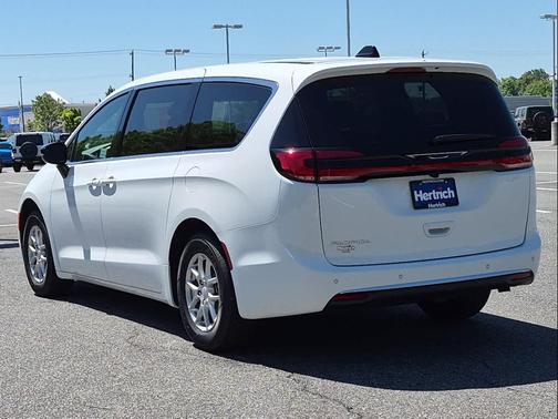 Bright White Clearcoat 2027 Chrysler Pacifica L