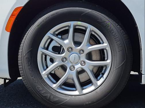 Bright White Clearcoat 2027 Chrysler Pacifica L
