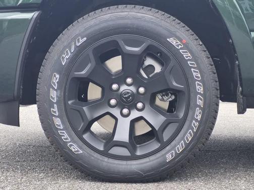 Serrano Green Metallic 2026 RAM 1500 Big Horn/Lone Star