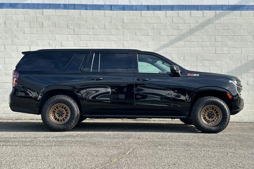 Black 2022 Chevrolet Suburban 4WD Z71