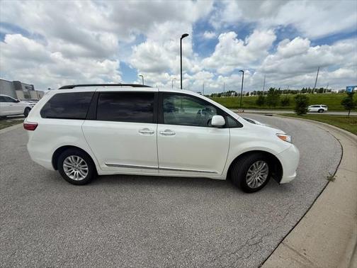 2016 Toyota Sienna XLE