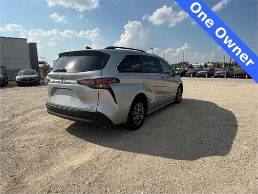 2021 Toyota Sienna LE