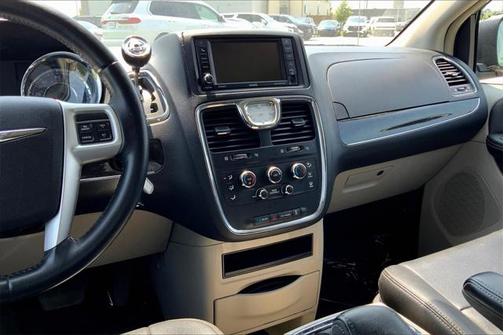 2015 Chrysler Town & Country LX