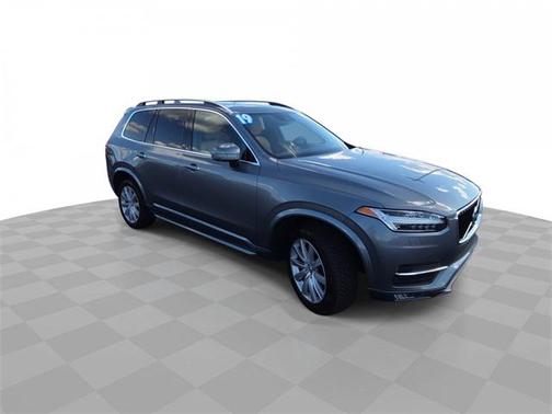 2016 Volvo XC90 T6 Momentum