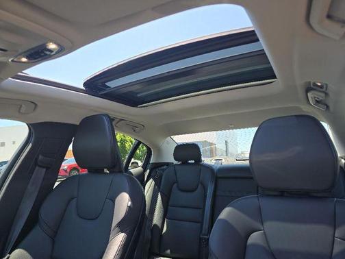 2022 Volvo S60 T5 Momentum