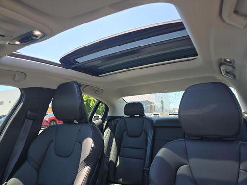 2022 Volvo S60 T5 Momentum