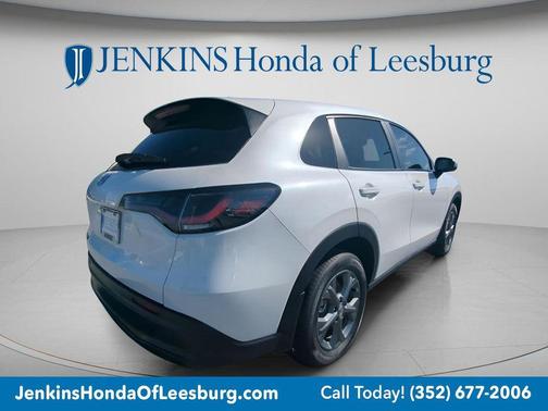 Platinum White Pearl 2026 Honda HR-V LX