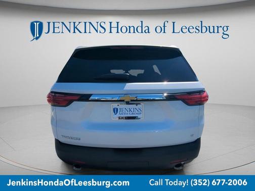 Iridescent Pearl Tricoat 2023 Chevrolet Traverse LT Cloth