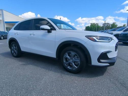 Platinum White Pearl 2026 Honda HR-V LX