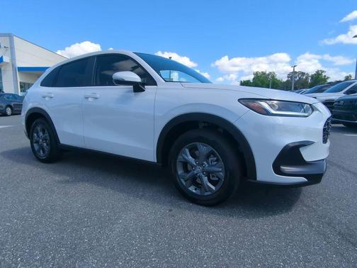 Platinum White Pearl 2026 Honda HR-V LX