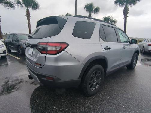 Lunar Silver Metallic 2025 Honda Pilot TrailSport