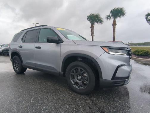 Lunar Silver Metallic 2025 Honda Pilot TrailSport