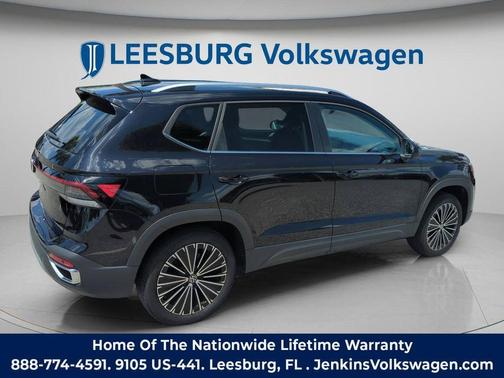 Deep Black Pearl Effect 2025 Volkswagen Taos 1.5T SE