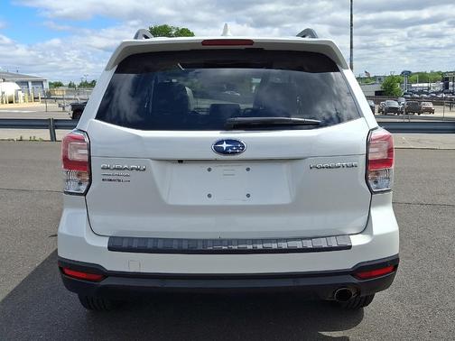 Crystal White Pearl 2018 Subaru Forester 2.5i Limited