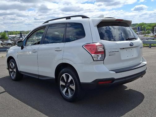 Crystal White Pearl 2018 Subaru Forester 2.5i Limited