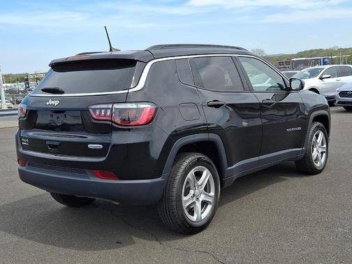 Diamond Black Crystal Pearlcoat 2023 Jeep Compass Latitude