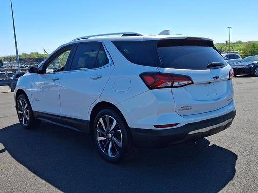 Iridescent Pearl Tricoat 2024 Chevrolet Equinox Premier
