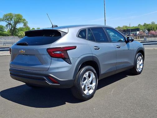 Sterling Gray Metallic 2024 Chevrolet Trax LS