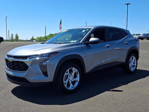 Sterling Gray Metallic 2024 Chevrolet Trax LS