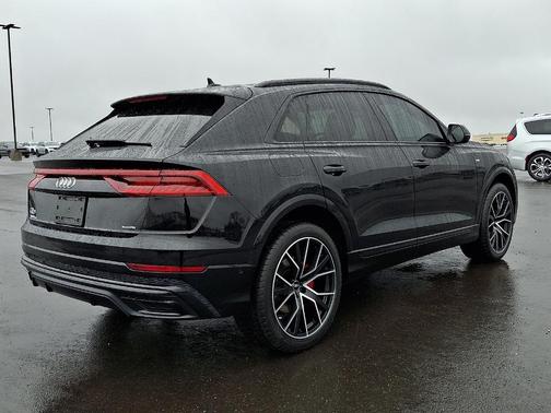 Mythos Black Metallic 2022 Audi Q8 55 Premium