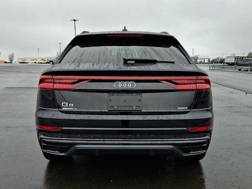 Mythos Black Metallic 2022 Audi Q8 55 Premium