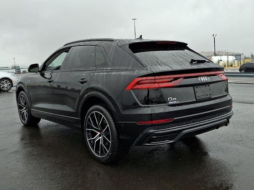 Mythos Black Metallic 2022 Audi Q8 55 Premium
