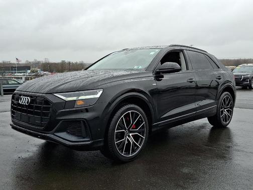 Mythos Black Metallic 2022 Audi Q8 55 Premium