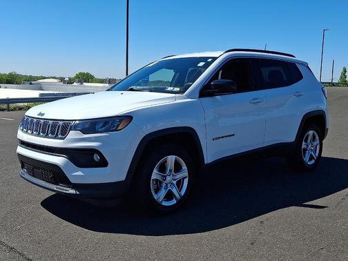 Bright White Clearcoat 2023 Jeep Compass Latitude