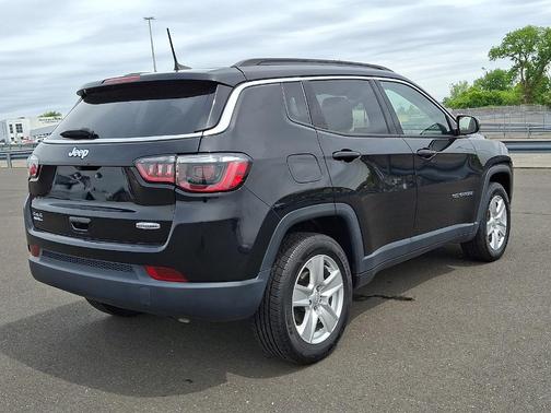 Diamond Black Crystal Pearlcoat 2022 Jeep Compass Latitude
