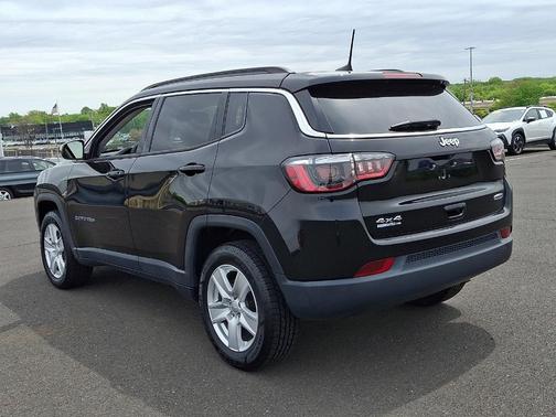 Diamond Black Crystal Pearlcoat 2022 Jeep Compass Latitude