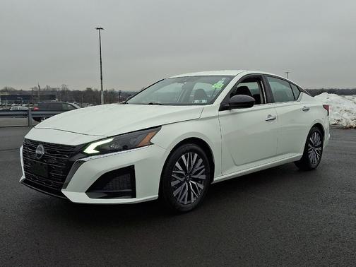 Glacier White 2025 Nissan Altima SV