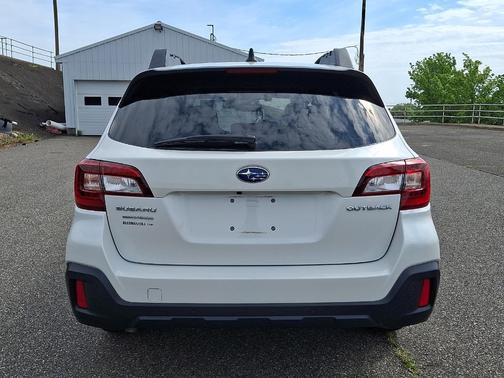 Crystal White Pearl 2019 Subaru Outback 2.5i Limited