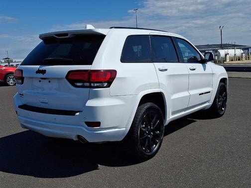 Bright White Clearcoat 2021 Jeep Grand Cherokee Laredo