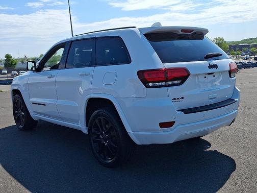 Bright White Clearcoat 2021 Jeep Grand Cherokee Laredo