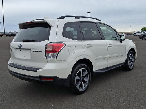 Crystal White Pearl 2018 Subaru Forester 2.5i Premium