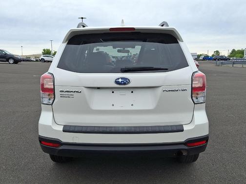 Crystal White Pearl 2018 Subaru Forester 2.5i Premium