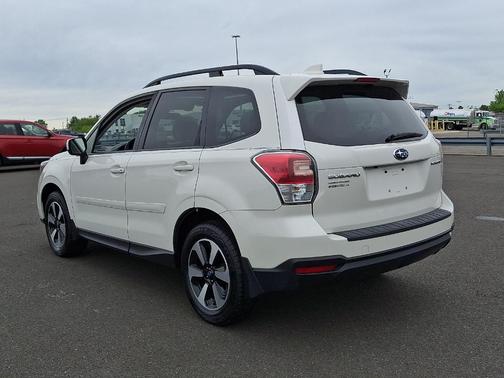 Crystal White Pearl 2018 Subaru Forester 2.5i Premium