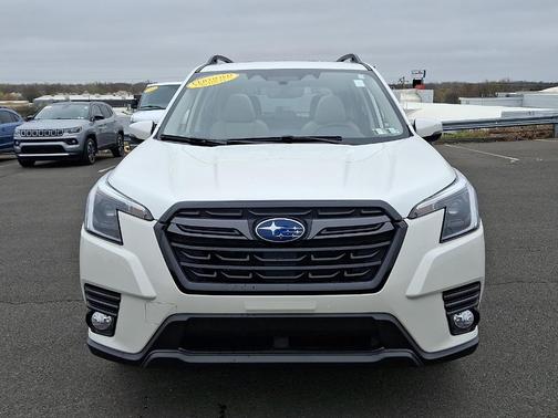 Crystal White Pearl 2023 Subaru Forester Limited
