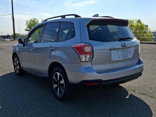 Ice Silver Metallic 2017 Subaru Forester 2.5i Premium