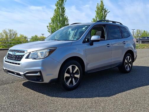 Ice Silver Metallic 2017 Subaru Forester 2.5i Premium