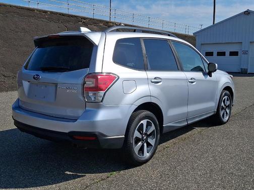 Ice Silver Metallic 2017 Subaru Forester 2.5i Premium