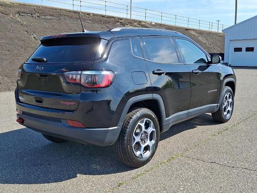 Diamond Black Crystal Pearlcoat 2022 Jeep Compass Trailhawk
