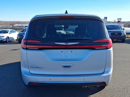 2024 Chrysler Pacifica Touring-L