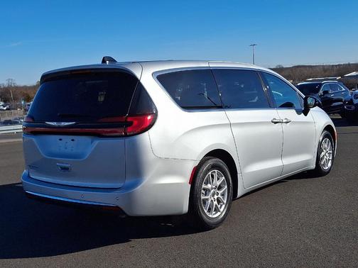 2024 Chrysler Pacifica Touring-L