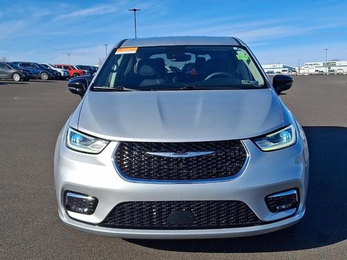 2024 Chrysler Pacifica Touring-L